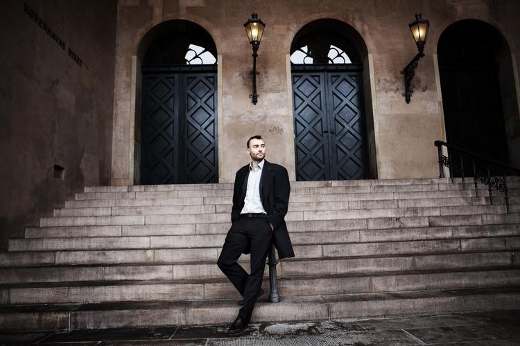 HÅRDT. Klimadebatttør og medlem af KU Morten Kornbech på trappen ind til byretten i København, som han mener, har fældet en hård dom over to  talspersoner for 'Climate Justice Action'. 