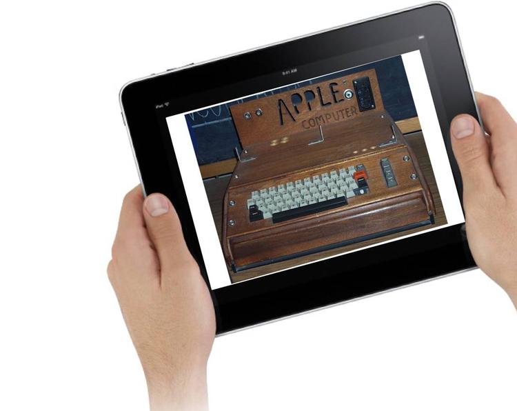 Den første Apple I er via lidt computergrafik smeltet ind i en iPad. Det er historien om Apples computere fra 1976 til i dag. 