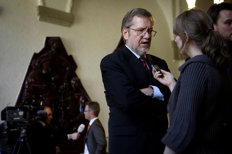 Kredsløb. Politikere skal ikke vedtage ting under en »stemningsbølge skabt af mediekredsløbet mellem aviser, tv, tabloid eller i omvendt rækkefølge«, siger Per Stig Møller, som selv er i mediemøllen her. 