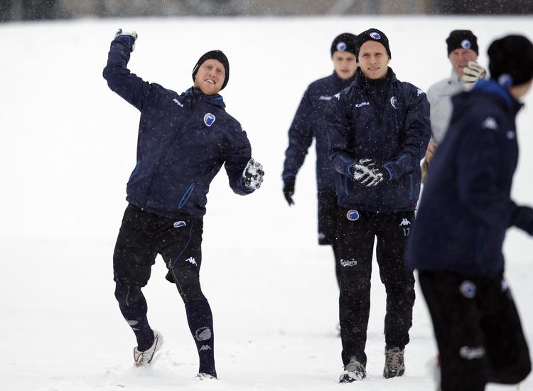 Spas. Der var plads til smil og et par snebolde, da FCK-spillerne i dag restituerede med en let omgang træning. Oscar Wendt (i midten) er skuffet over resultatet i Rusland men tror på FCK-avancement. 