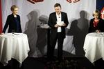 Replik-udveksling. Søren Kaster var vært ved aftenens debatarrangement, og ved sine sider havde han Helle Thorning-Schmidt (t.v.) og Pia Kjærsgaard. 