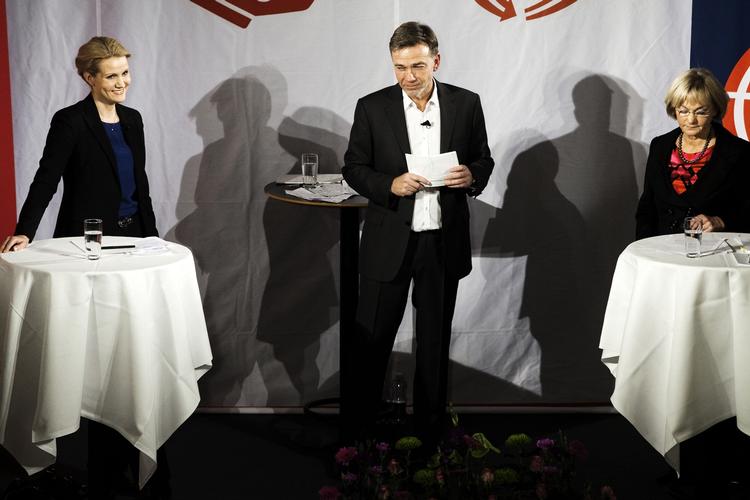 Replik-udveksling. Søren Kaster var vært ved aftenens debatarrangement, og ved sine sider havde han Helle Thorning-Schmidt (t.v.) og Pia Kjærsgaard. 