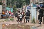 Politiaktion. Det kostede mindst 30 mennesker livet, da de brasilianske myndigheder forsøgte at få styr på banderne i Rio de Janeiro. 