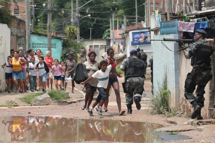 Politiaktion. Det kostede mindst 30 mennesker livet, da de brasilianske myndigheder forsøgte at få styr på banderne i Rio de Janeiro. 