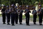 Jerngreb. Militæret har grebet om magten i Myanmar. Billedet er fra lørdag 13. november, hvor soldater blokerede vejen til Aung San Suu Kyis bolig. Kort efter blev hun løsladt fra sin årelange husarrest. 