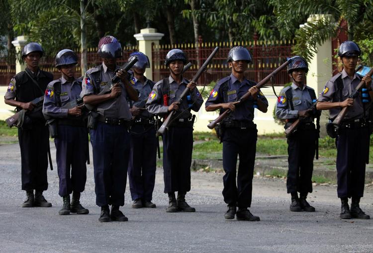 Jerngreb. Militæret har grebet om magten i Myanmar. Billedet er fra lørdag 13. november, hvor soldater blokerede vejen til Aung San Suu Kyis bolig. Kort efter blev hun løsladt fra sin årelange husarrest. 