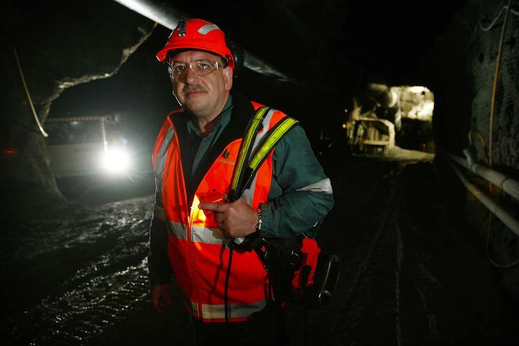 MINEGANG. Peter Whittal fra Pike River-mineselskabet i et arkivbillede fra minens indre, der nu er raseret af flere kraftige eksplosioner. 29 dødsofre er endnu ikke bjærget fra minegangene. 