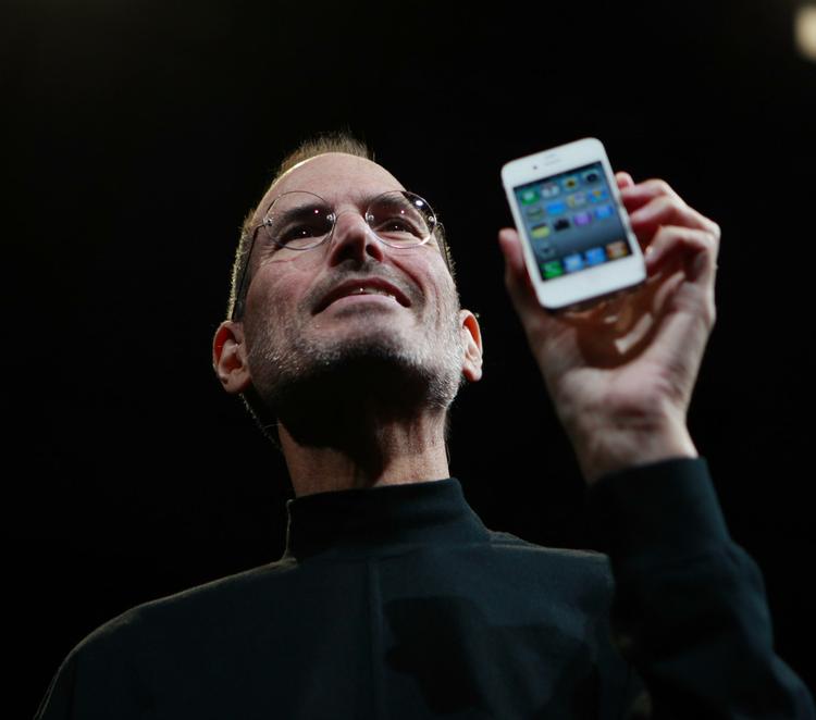 Apples garanti på deres produkter er mere en vildledning end en garanti, mener Forbrugerombudsmanden. Det får nu Apple til at gå til modangreb ved at kritisere Forbrugerombudsmanden for bevidst at lække historier om Apple til pressen. På billedet er det Apple-chef Steve Jobs med en iPhone4. 