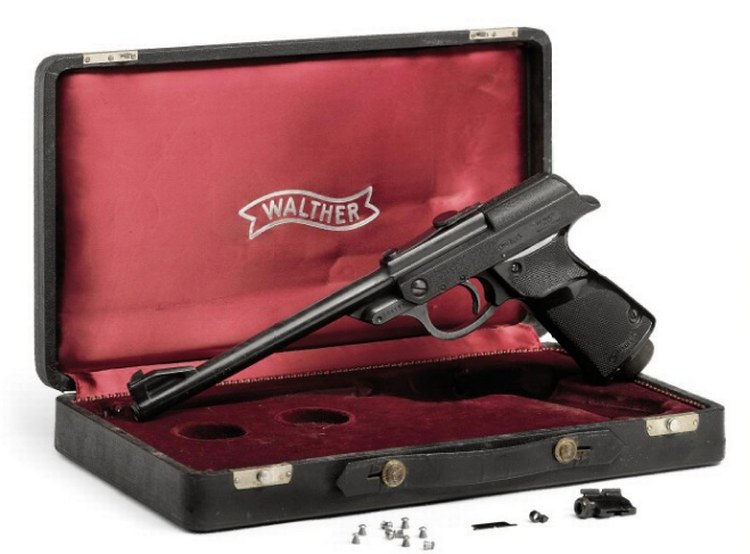 Snyd. Faktisk er Agent 007's våben bare en luftpistol. Og nu formentlig en af verdens dyreste af slagsen. 
