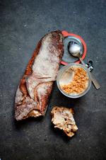 SÅ FEDT. Rillette laves ved at koge kød helt mørt og røre det sammen med fedt, til det er cremet. Det er fænomenalt på et stykke brød, så se bort fra alle kostråd et øjeblik og nyd det, anbefaler Christian F. Puglisi. Foto: Morten Langkilde 