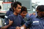 Redning. To af de tre skibbrudne teenagere hjælpes i land på en flådebase i Suva, hovedstaden på Fiji-øerne. 