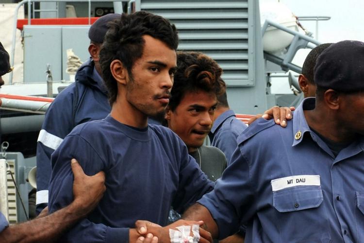 Redning. To af de tre skibbrudne teenagere hjælpes i land på en flådebase i Suva, hovedstaden på Fiji-øerne. 