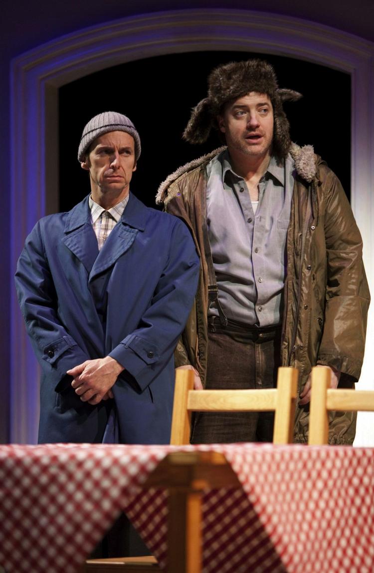 Elling. Denis O' Hare (t.v.) spiller Elling, og Brendan Fraser er Kjell Bjarne i teaterversionen af 'Elling', der netop har haft premiere i USA. 