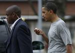 Flænge. Præsident Barack Obama forlod hurtigt basketball-banen for at få sin læbe lappet sammen. 