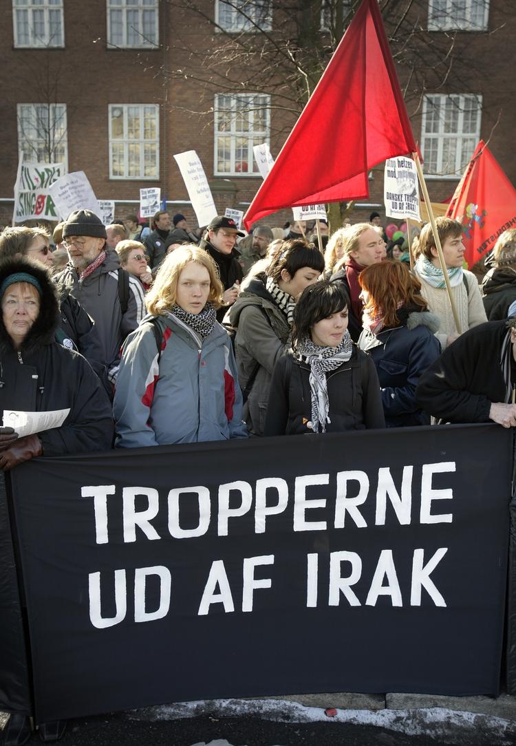 Demo. Danskerne er generelt mest utilfreds med Irakkrigen blandt VK-regeringens mange initiativer. Flere gange har der været demonstreret mod krigen. 