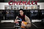 Forsøget med at give film premiere om torsdagen fortsætter mindst et halv år endnu. Her har en biografgænger gjort sig klar til film med den helt store menu. Arkivfoto: Joachim Adrian 