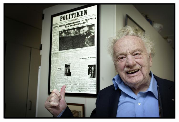 fødselar. Palle Huld blev endnu en gang fotograferet af Politiken, da han fyldte 90 år. her er han med avisforsiden fra sin jordomrejse. 
