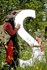 ABC. Billedet af hr. Skæg med et S er taget i sommer. Men i sangen om S'et er der også »S i sne« og masser af »Sne på min næse«. Og det passer jo bedre på vejret lige nu. 