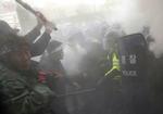 SYDKOREA. Sydkoreanerne er utilfredse med, at deres regering ikke har svaret igen på granatangrebet fra Nordkorea. I dag endte en demonstration i kamp med politiet. 