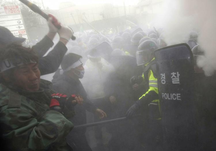 SYDKOREA. Sydkoreanerne er utilfredse med, at deres regering ikke har svaret igen på granatangrebet fra Nordkorea. I dag endte en demonstration i kamp med politiet. 