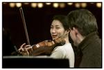 Den altid præcise koncertmester Soo-Jin Hong førte strygerkorpset an med en hårdt stemt violin som gennemtrængende skinger sang. Arkivfoto: Morten Langkilde. 