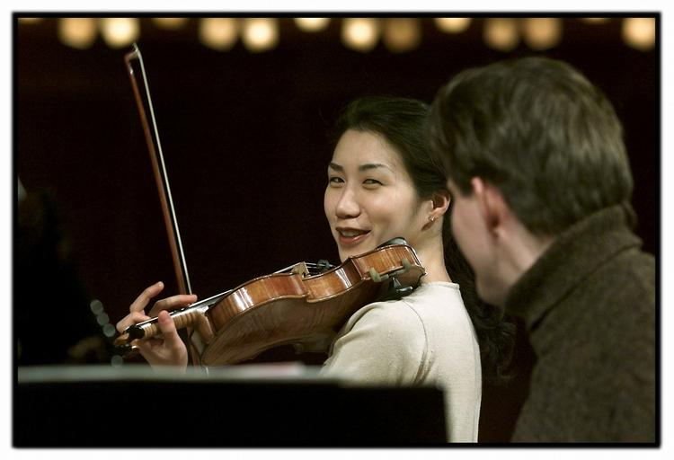 Den altid præcise koncertmester Soo-Jin Hong førte strygerkorpset an med en hårdt stemt violin som gennemtrængende skinger sang. Arkivfoto: Morten Langkilde. 