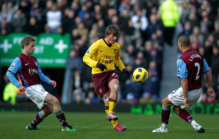 elegant. Den teknisk fremragende Andrej Arsjavin (t.v.) bragte Arsenal i front på Villa Park. 