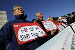 modstand. Det er ikke alle sydkoreanere, som synes, militærøvelsen er en god ide. 'Stop Uss G.W. - indled forhandlinger om f red' lyder det fra deltagerne ved dagens demonstration. 