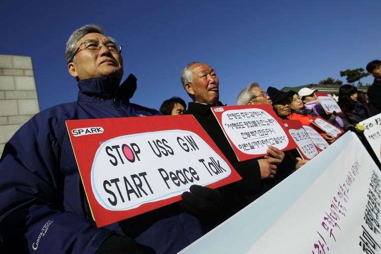 modstand. Det er ikke alle sydkoreanere, som synes, militærøvelsen er en god ide. 'Stop Uss G.W. - indled forhandlinger om f red' lyder det fra deltagerne ved dagens demonstration. 