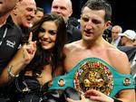 kobraen. Carl 'The Cobra' Froch kunne ikke overvinde Mikkel Kessler, men slog Arthur Abraham overbevisende. Efter kampen blev han lykønsket i ringen af konen Rachael Coardingly. 