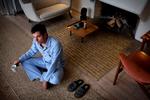 marineret. Mikael Bertelsen er fotograferet i den pyjamas, han også tilbagelagde dele af sin pilgrimsfærd i, når det blev for koldt til slips og skjorteærmer. 
