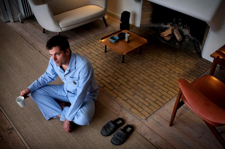 marineret. Mikael Bertelsen er fotograferet i den pyjamas, han også tilbagelagde dele af sin pilgrimsfærd i, når det blev for koldt til slips og skjorteærmer. 