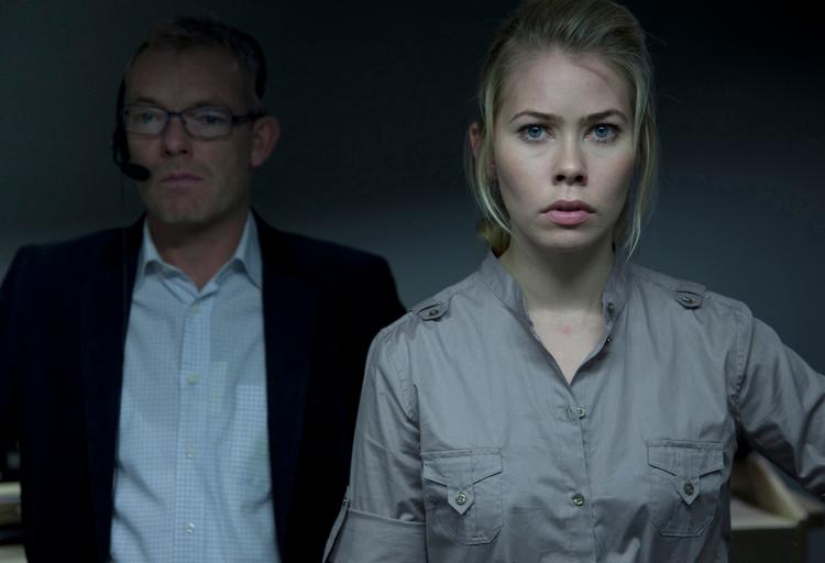 Borgen.  Tv-journalisten Katrine Fønsmark (Birgitte Hjort Sørensen) ved siden af redaktionschef Torben Friis (Søren Malling). 