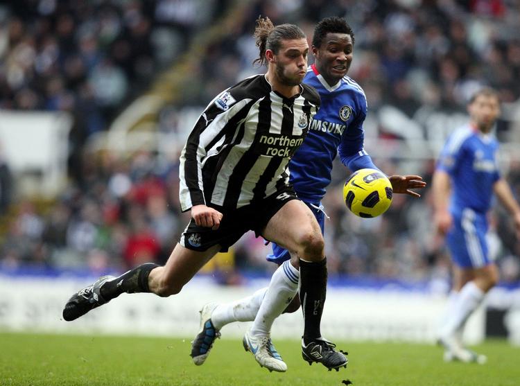 Newcastles Andy Carroll (tv) var en konstant kilde til uro, når han havde bolden nær Chelseas bagerste kæde. 