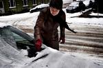 SNE. I løbet af natten vil der komme mere sne, der kombineret med kraftigt blæse vil skabe problemer med morgentrafikken. Vejdirektoratet opfordrer danskerne til at stå tidligt op. 