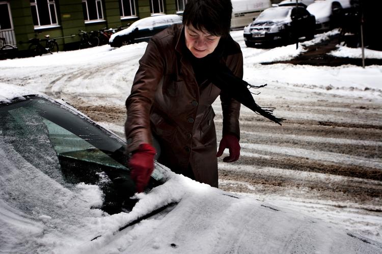 SNE. I løbet af natten vil der komme mere sne, der kombineret med kraftigt blæse vil skabe problemer med morgentrafikken. Vejdirektoratet opfordrer danskerne til at stå tidligt op. 
