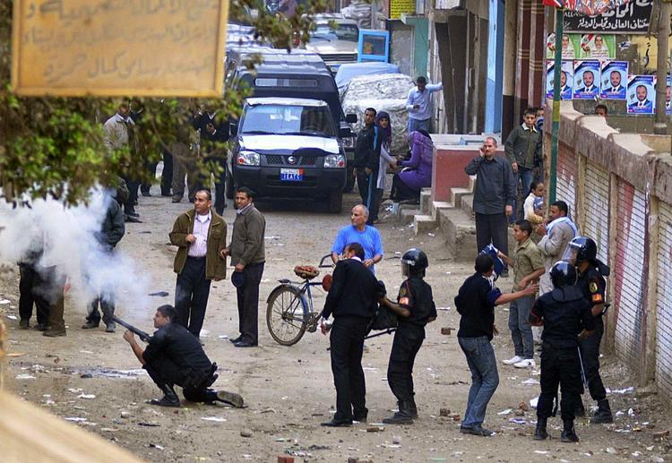 Parlamentsvalg. Egyptisk politi affyrer tåregas mod tilhængere af det Muslimske Broderskab. 