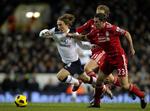 flyvende. Luka Modric tordner forbi Jamie Carragher og Liverpools forsvar ved udligningsmålet til 1-1. 