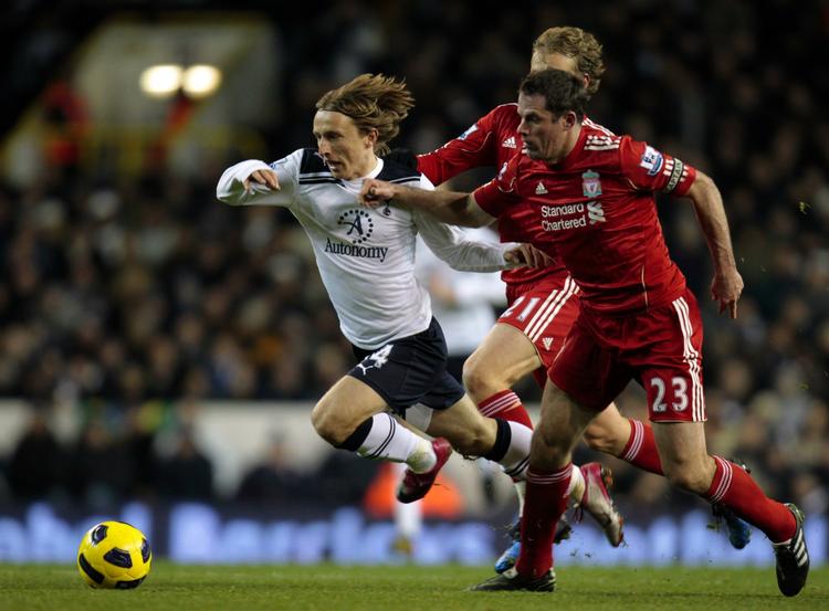 flyvende. Luka Modric tordner forbi Jamie Carragher og Liverpools forsvar ved udligningsmålet til 1-1. 