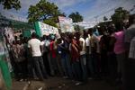 KAOS. Præsident- og parlamentsvalget i Haiti søndag har været præget af kaos. Her står folk i kø for at stemme i byen Cap Haitien. 