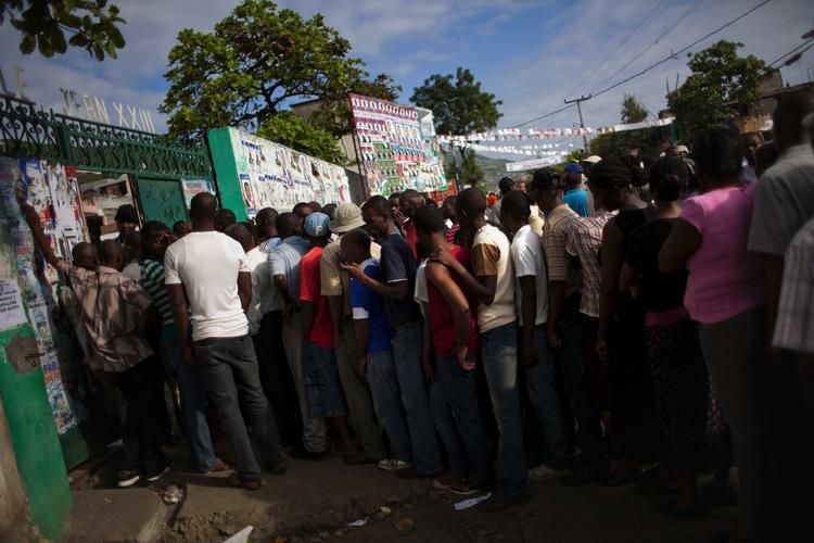 KAOS. Præsident- og parlamentsvalget i Haiti søndag har været præget af kaos. Her står folk i kø for at stemme i byen Cap Haitien. 