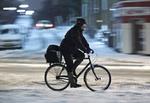 Morgenkulde. Det hårde vintervejr driller morgentrafikken rundt om i Danmark. Blandt måtte mange tage cyklen på grund af aflyste togafgange. 