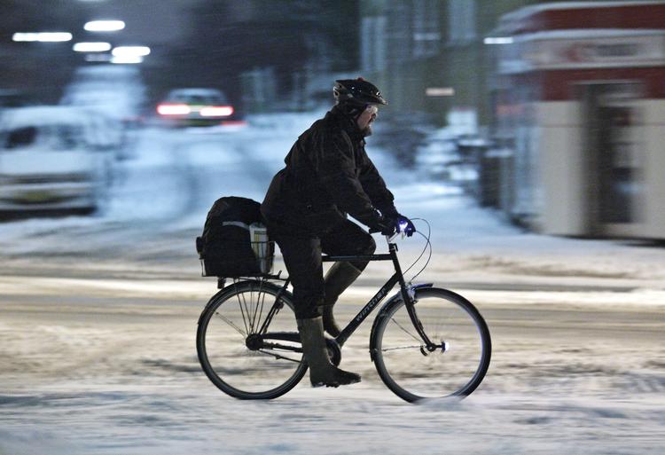 Morgenkulde. Det hårde vintervejr driller morgentrafikken rundt om i Danmark. Blandt måtte mange tage cyklen på grund af aflyste togafgange. 