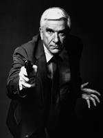 Farvel. Betjent Frank Drebin alias skuespilleren Leslie Nielsen er død i en alder af 84 år. 