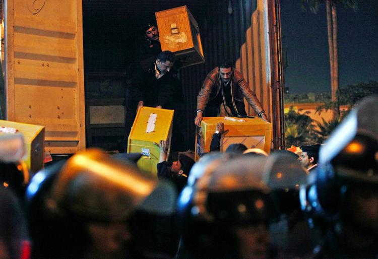 Valgfusk. Mens boksene med stemmesedler fra det egyptiske parlamentsvalg bliver afleveret ved optællingsstederne, så har tvivlen om ægteheden af boksenes indhold fået fat i det egytiske folk. 