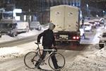 Snekaos. Sneen skaber problemer på vejene i dag. I løbet af dagen vil det dog primært være snefygning, der giver problemer, vurderer DMI. 