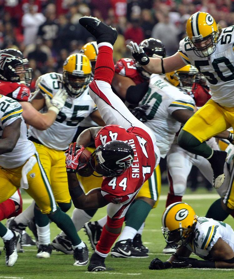 action. Falcons' nummer 44 (Jason Snelling) bliver her nedlagt af Packers-folkene, som måtte se sig  slået i slutsekunderne. 