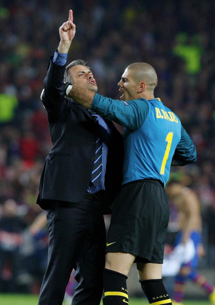 nærkamp. En af årsagerne til, at Barcelona-fans har det svært med José Mourinho, er at portugiseren havde en hoverende attitude, da han i april med sit daværende hold, Inter, sendte Barca ud af Champions League. 