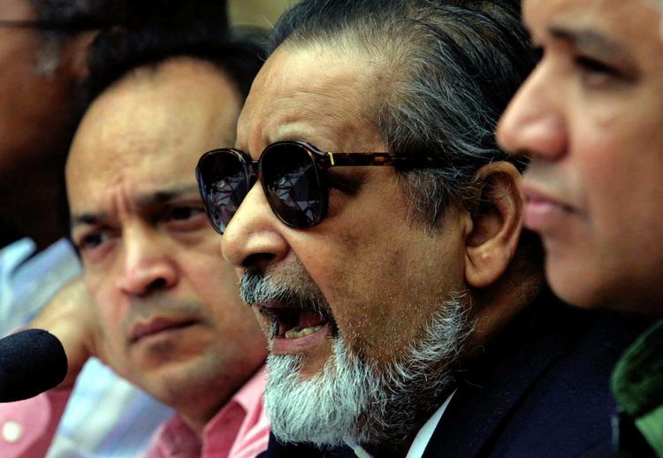 boykot. V.S. Naipaul (midten) har tidligere udtalt sig kritisk om islam. Det har fået en række tyrkiske forfattere til at true med at boykotte en konference, hvor han var inviteret som æresgæst. 