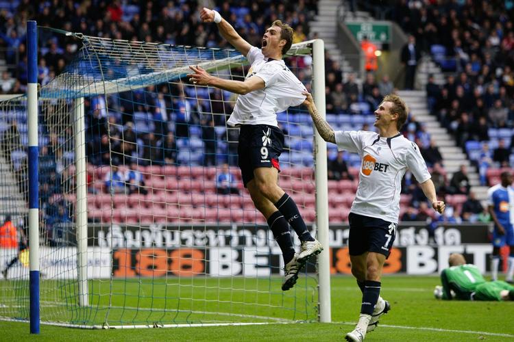 flyvende. Johan Elmander er topscorer for Bolton, hvor han på det seneste også har imponeret i oplæggerens rolle. 